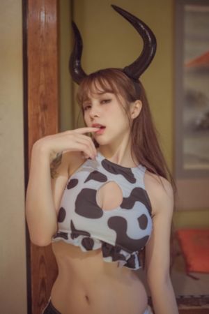 欧美伸手触摸阳光的图_DVD高清视频播放