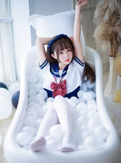 欧美服装模特海报_国产剧韩国电影在线观看